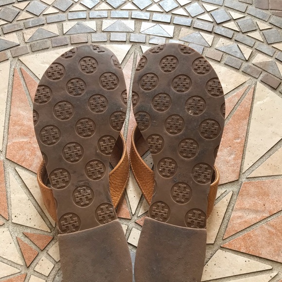 Tory Burch Brown Leather Flip Flops with Gold Emblem - Picture 7 of 8